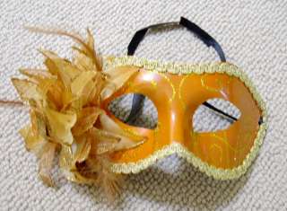 mascara anaranjada 9 con flor de oro