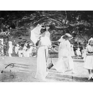  early 1900s photo Mrs. Burke Roche on lawn with parasol 