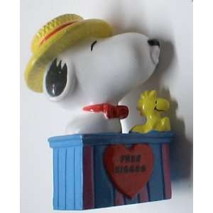  Vintage Pvc Figure Peanuts Snoopy Kissing Booth 
