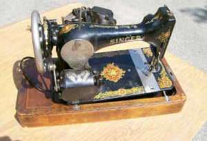 Portable electric Singer sewing machine with beautiful wooden carrying 