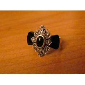 Vintage   Onyx and Marcasite Bowshaped Sterling Silver RING   Jewelry 