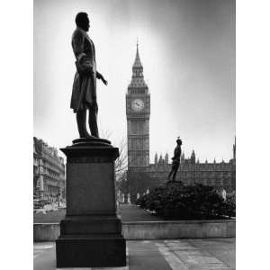  Legendary Clock Tower Big Ben Framed by Statues of Lord 