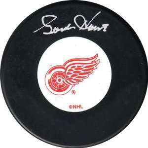    Gordie Howe Autographed Detroit Red Wings Puck 