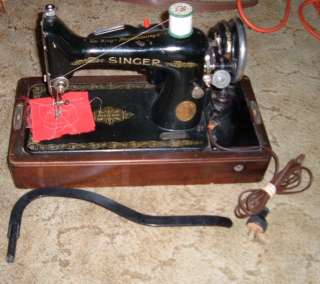 ANTIQUE SINGER SEWING MACHINE WITH WOODEN CASE 1924  